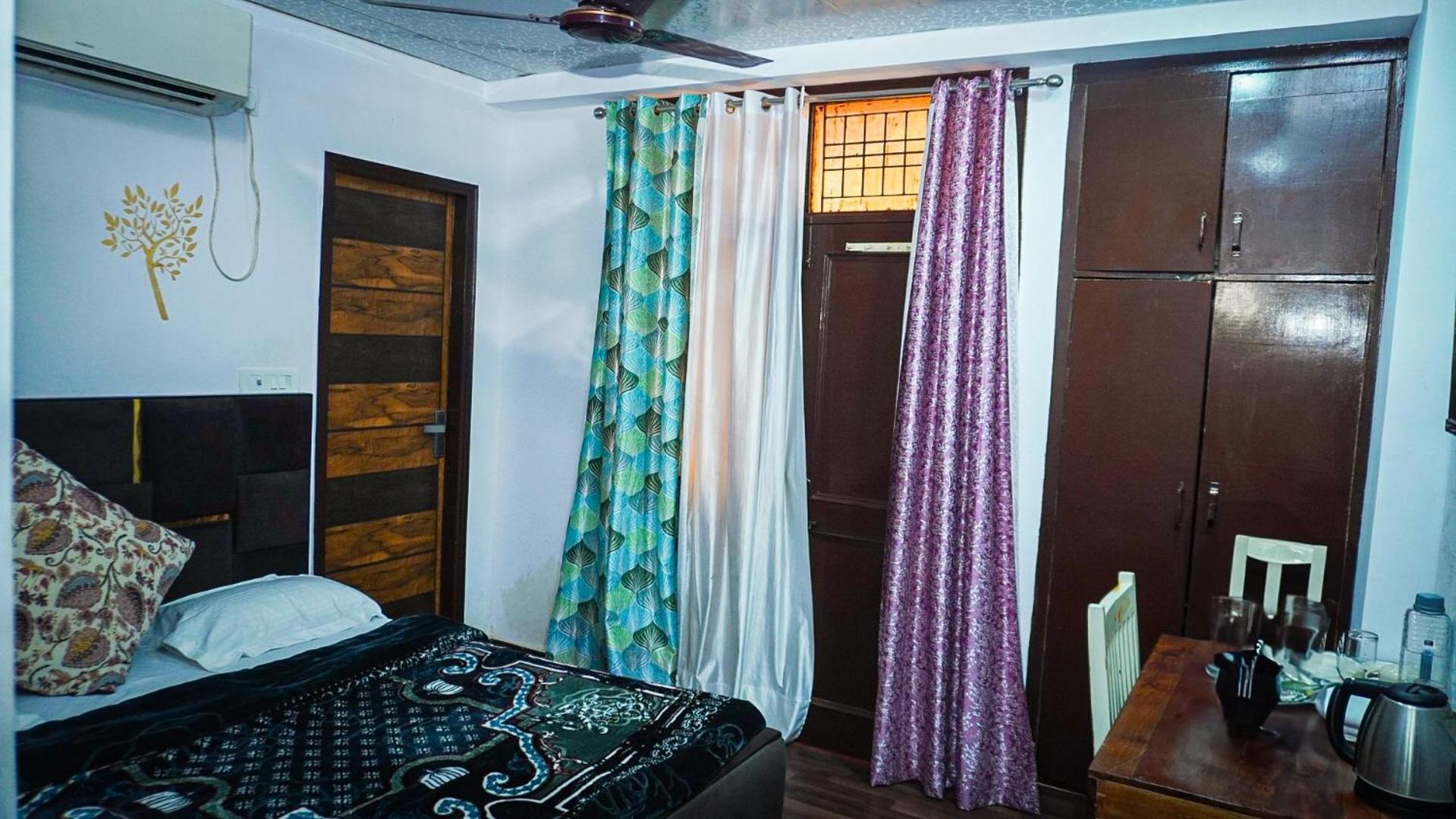 Flips With Mykonos Guest House New Delhi Exterior photo