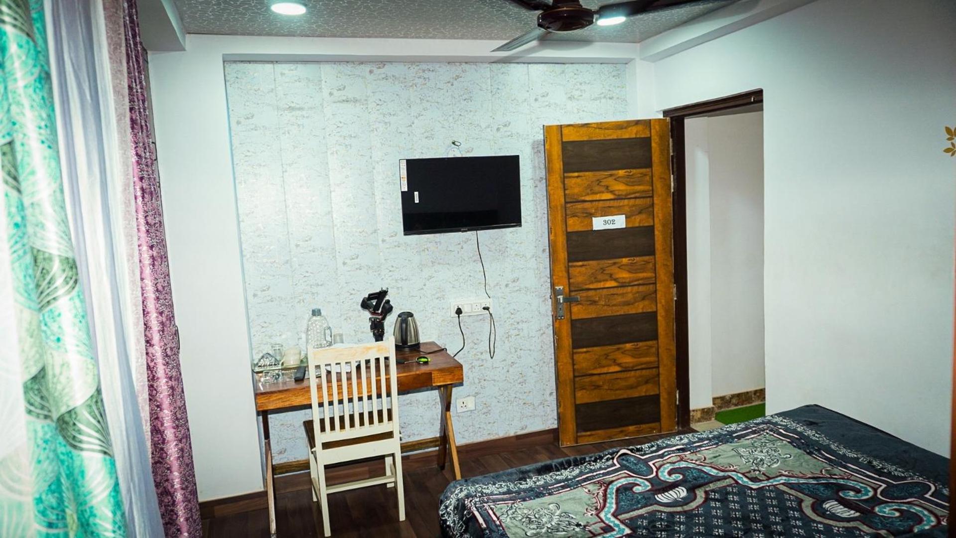 Flips With Mykonos Guest House New Delhi Exterior photo